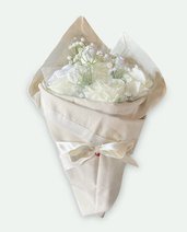 Bouquet nascita con corredino e copertina ricamata