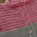 Cardigan/coprifasce  in lana per bimba lavorato ai ferri con due motivi e colori diversi 