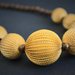 Collana stile etnico con perline in legno e grandi perle dorate in lega metallica