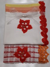 Coppia asciugapiatti e asciugamano da cucina, Nalalizia 🎅🌺 nelle tonalitá del rosso 🔴 e con bordure e applicazioni all'uncinetto in filo di cotone misto lurex. 