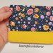 Portachiavi / portamonete / tessere in stoffa fantasia fiori e giallo con zip e nappina
