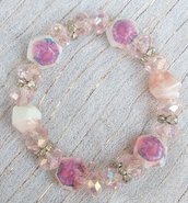 Braccialetto 2in1 con perle esagonali rosa e trasparenti sfaccettate e disegno di cuori.