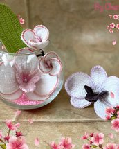 Orchidea in boccia di vetro fatta all’uncinetto 
