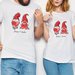 T-shirt unisex con scritta personalizzabile in cotone manica corta, maglietta con gnomi san valentino, t-shirt con nome, t-shirt con frase