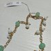 Collana colore oro in alluminio con perle di conchiglia bianche e perle in vetro verde acqua