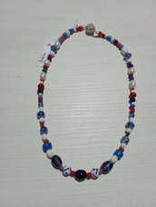Collana girocollo con murrine, vetro di murano, perle di fiume e cristalli , colori bianco,blu,rosso.