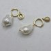 Orecchini a cerchietto in argento dorato, coccinella portafortuna e grande perla barocca bianca naturale, orecchini multiuso