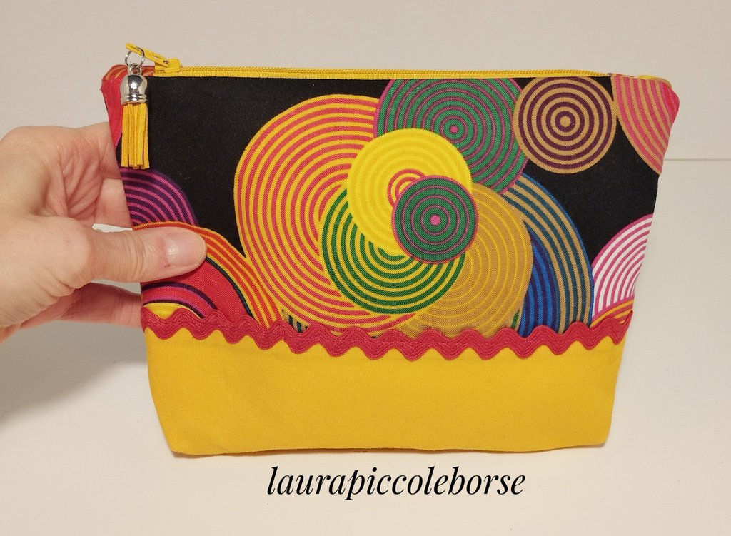 Il Civico 21 - 👝POCHETTE CON NAPPINE COLORATE 🧡💚💛♥️ 🎗️Un tessuto di  trame colorate a contrasto con più lavorazioni. Delicatezza e colore,  allegria e spensieratezza le NAPPINE.. 💡PASSEPARTOUT dell'estate 👉SEGUICI  * * * * * #