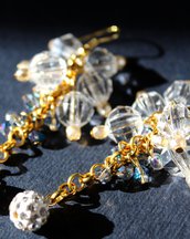 Orecchini pendenti lunghi con perline in acrilico trasparenti, cristalli blue denim e perlina a strass bianca