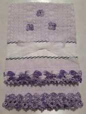 Coppia asciugamano da bagno + ospite, in tessuto di spugna, con bordure e applicazioni 🌸🌸🌸 all'uncinetto in filo di cotone lilla 💜 sfumato.