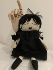 Bambola artigianale ispirata a Mercoledì Addams