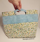 Organizer da borsa/cestino in stoffa fiori colorati e azzurra con maniglie e tasche esterne