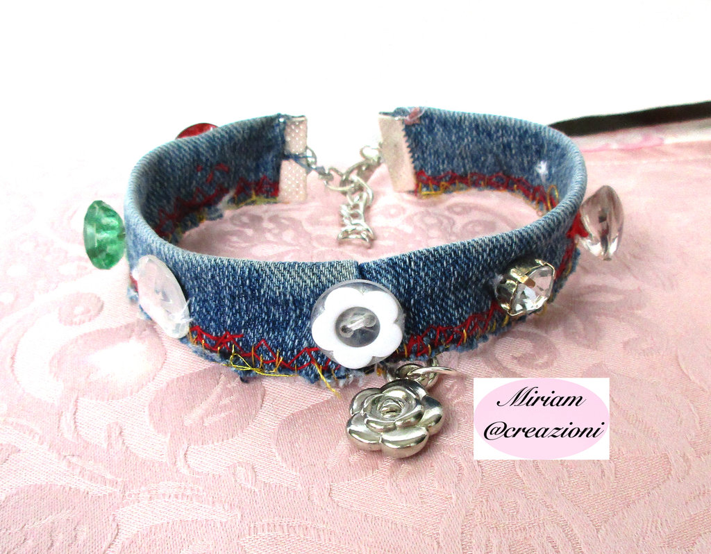 La moda dei braccialetti con gli elastici colorati impazza in tutto il