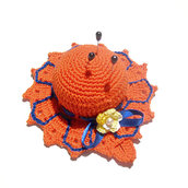 Cappellino puntaspilli di Halloween arancione e blu ad uncinetto in cotone 11 cm - 5HL