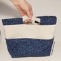 Organizer da borsa/cestino in stoffa blu con fiori azzurri, con maniglie e tasche