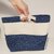 Organizer da borsa/cestino in stoffa blu con fiori azzurri, con maniglie e tasche