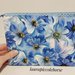 Pochette a tre scomparti stoffa fiori blu e bianchi con unica cerniera