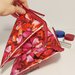Pochette a tre scomparti stoffa petali rossi e rosa con unica cerniera