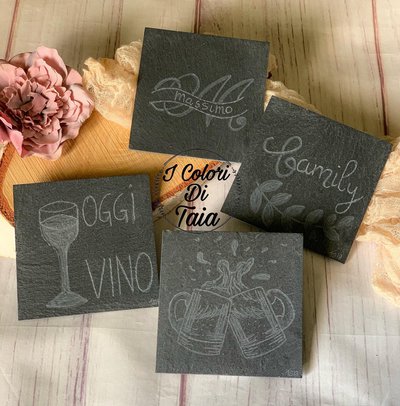 Set Di 4 Sottobicchieri In Vinile Per Camper E Campeggio - Scritta 'Destination' - 9x9 Cm - Regalo Ideale