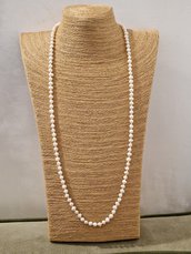 Collana a nodi con perle di fiume e filo in seta, chiusura argento 925