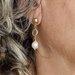 ORECCHINI PENDENTI con perle, orecchini dorati con perle, orecchini con zirconi, orecchini brillanti, orecchini classici Attive