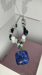 Collana con lapislazzuli, agata bianca,perle nere, azzurrite e calcedonio