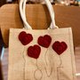 Borsa in juta con cuori all'uncinetto e scritta LOVE