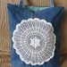 Borsa in tela jeans con inserto all'uncinetto 