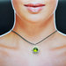collana cristallo verde oliva, pendente cristallo oliva, ciondolo con cristalli, collana con perline di vetro, collana semplice, punto luce 