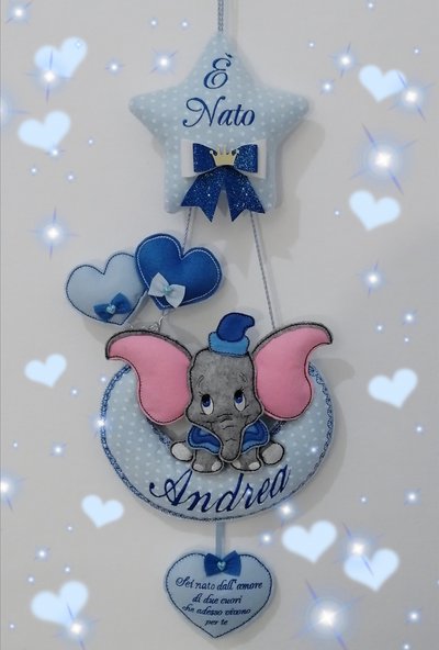 Fiocco nascita Dumbo con luna stella e palloncini a cuore. Fiocco nascita Dumbo con luna stella e palloncini a cuore.