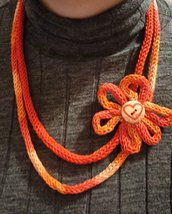 Collana artigianale di cotone di colore rosso con fiore e cuore rosso