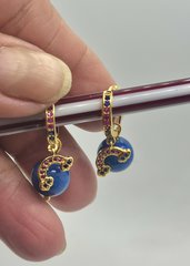 PICCOLI ORECCHINI a cerchietto in argento dorato due-in-uno, pavettati rossi e blu e agata blu, orecchini corti, orecchini colorati