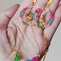 Parure di orecchini e collana con perle di vetro iridescenti multicolor