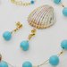 Parure orecchini pendenti e girocollo in filo metallico con leggerissime perle di plastica satinata e perle in vetro