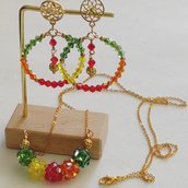 Parure di orecchini e collana con perle di vetro iridescenti multicolor