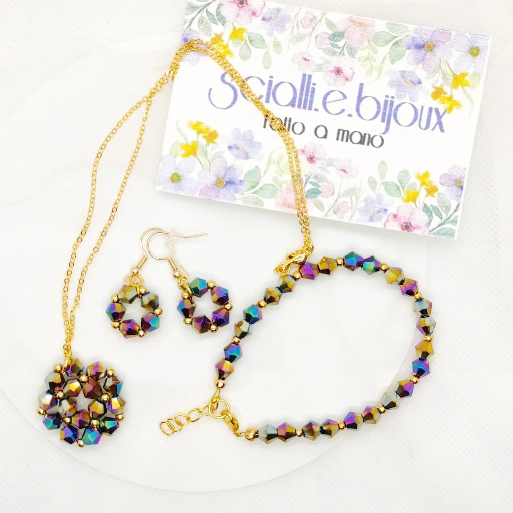 Parure di orecchini, collana e anello in perle e decorazioni in ras