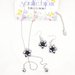 Parure collana lunga e orecchini pendenti con grandi fiori di perle di vetro sfaccettato argento e nero 
