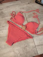 Bikini realizzato all'uncinetto e decorato con preziose perline i