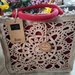 Borsa in juta rossa con lavorazione all'uncinetto beige