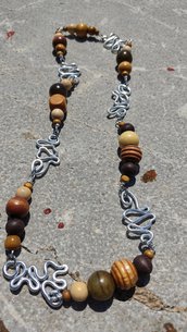 Collana wire  e perle di legno