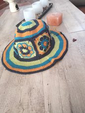 Cappello realizzato all'uncinetto con mattonelle gramny 