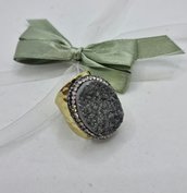 ANELLO A FASCIONE con drusa ovale grigia e marcassite, anello iconico, anello regolabile, anello grande, anello moda