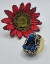 GRANDE ANELLO a fascione con drusa blu luccicante triangolare e marcassite, anello iconico, regolabile, per mano importante, anello moda