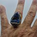 GRANDE ANELLO a fascione con drusa blu luccicante triangolare e marcassite, anello iconico, regolabile, per mano importante, anello moda