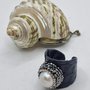ANELLO A FASCIONE regolabile in pelle di serpente artificiale blu e grande perla bianca, anello iconico, anello originale, anello blu