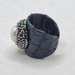 ANELLO A FASCIONE regolabile in pelle di serpente artificiale blu e grande perla bianca, anello iconico, anello originale, anello blu