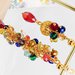 Coppia di orecchini a grappolo asimmetrici con perle di vetro luminose multicolor