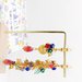 Coppia di orecchini a grappolo asimmetrici con perle di vetro luminose multicolor