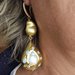 ORECCHINI PENDENTI LUNGHI con grande goccia dorata con perla bianca e larimar, orecchini importanti, orecchini azzurri, orecchini con perla