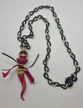 CATENA CON PENDENTE, catena nera lunga con pendente con grande corno rosso portafortuna, collana nera e rossa, pendente iconico Attive